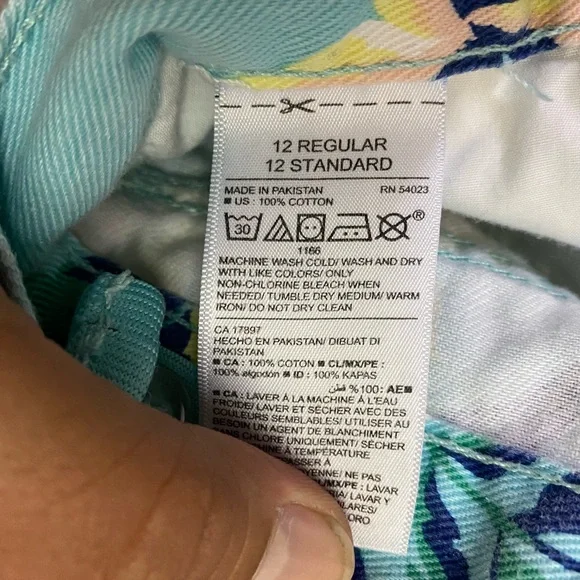 🔥 Old Navy Tropical shorts - Picture 2 of 3